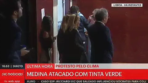 Ativista ataca Fernando Medina com tinta verde