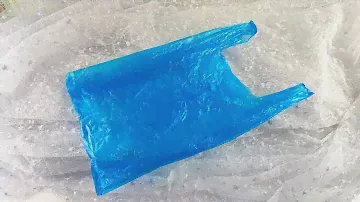 Хватит уже покупать пакеты в магазине. Достала старый тюль и стала ходить в магазин с ним